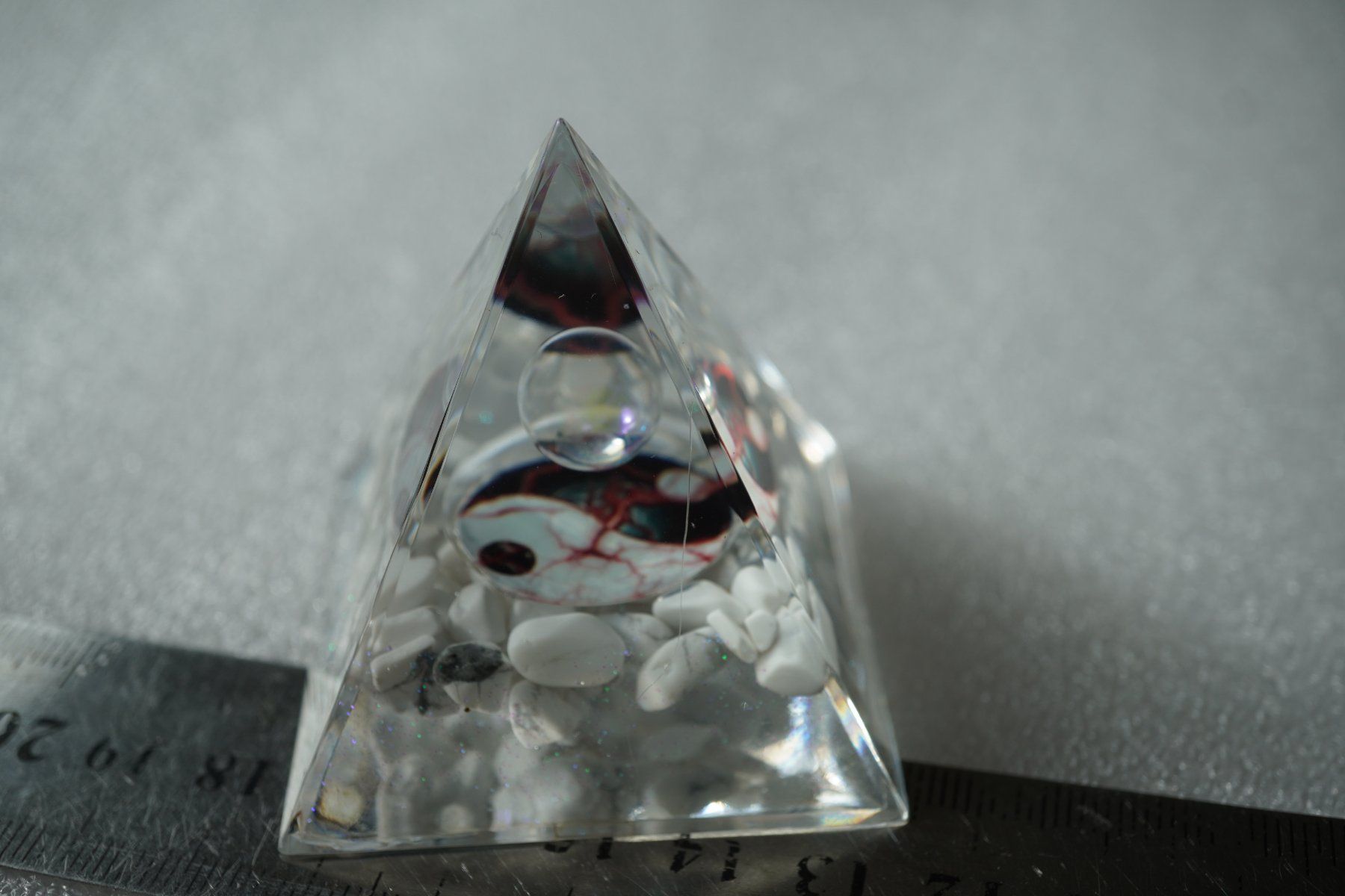 Minerali & Pietre curative: Howlith Kugel Quarz Jing Yang Orgonit -Pyramide – Nuovo e nell'imballaggio originale da Eschenbach SG venduto da topstone
